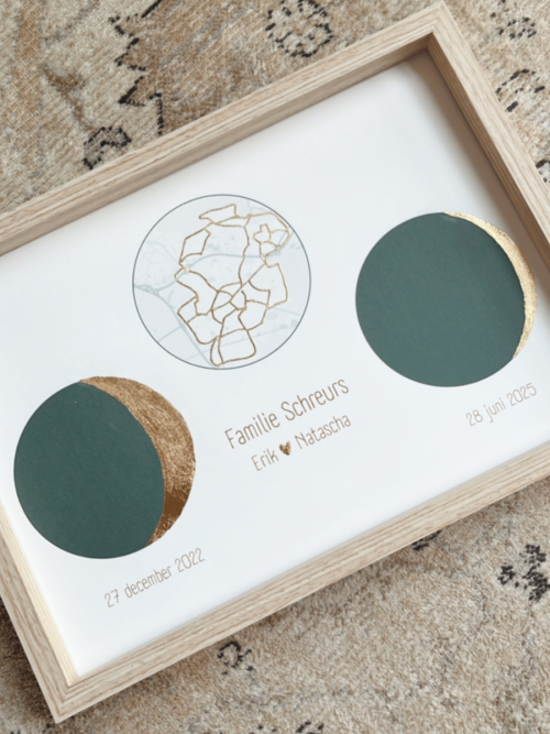 Persoonlijke trouwposter met maanstanden, bladgoud en locatie â STUDIOO-M ontwerp