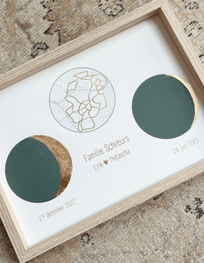Persoonlijke trouwposter met maanstanden, bladgoud en locatie – STUDIOO-M ontwerp